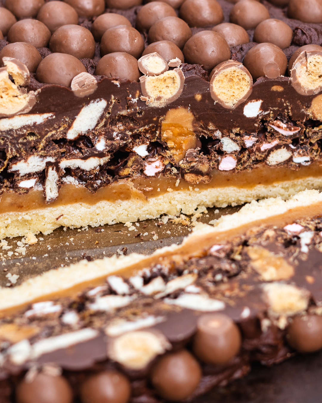 Mehr über den Artikel erfahren Karamell und Rocky Road Schnitten