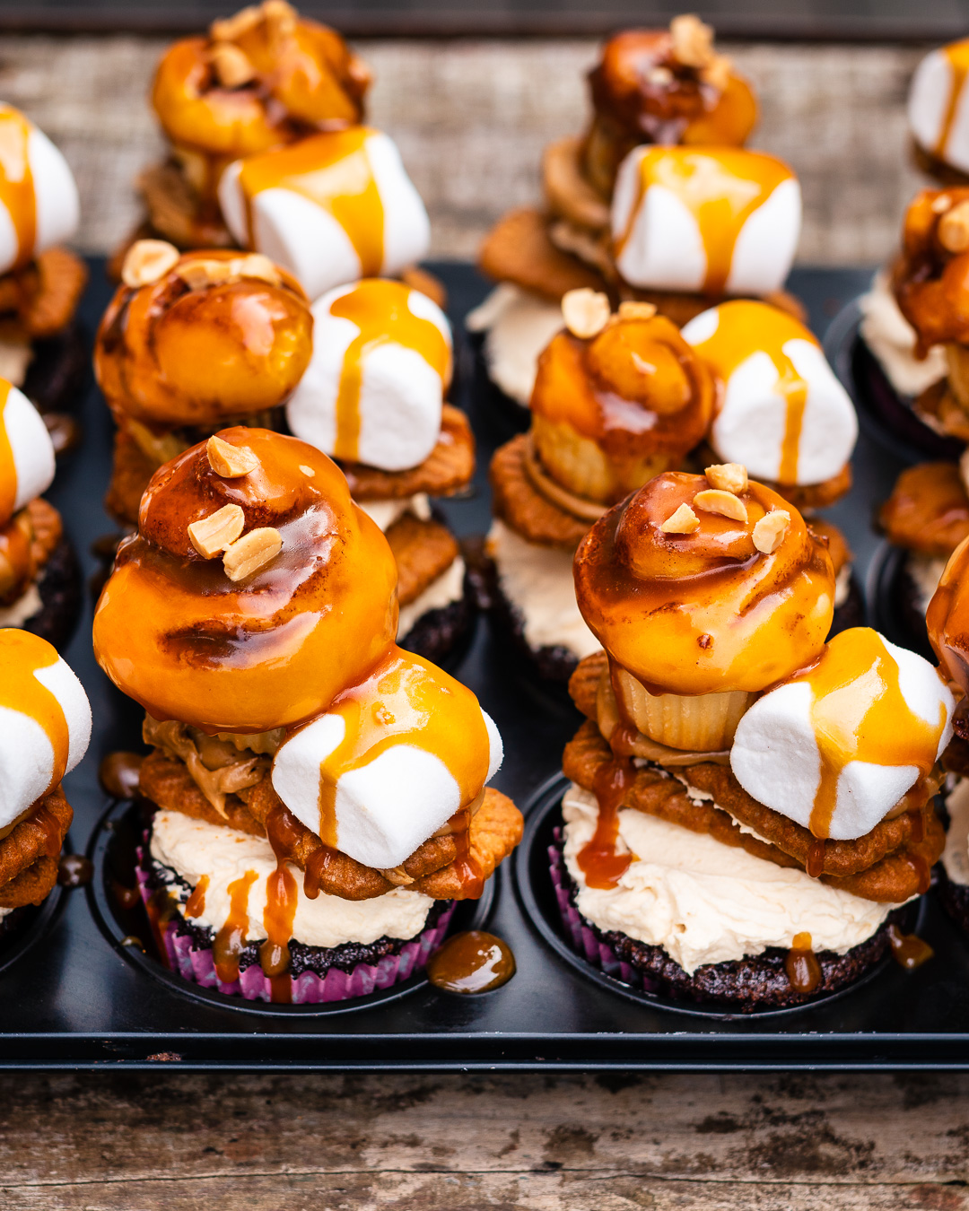 Mehr über den Artikel erfahren Schoko Muffins mit Peanut Butter Creme Mini Cinnamonroll und Marshmallow