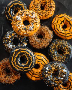 Mehr über den Artikel erfahren Schaurige Halloween Donuts