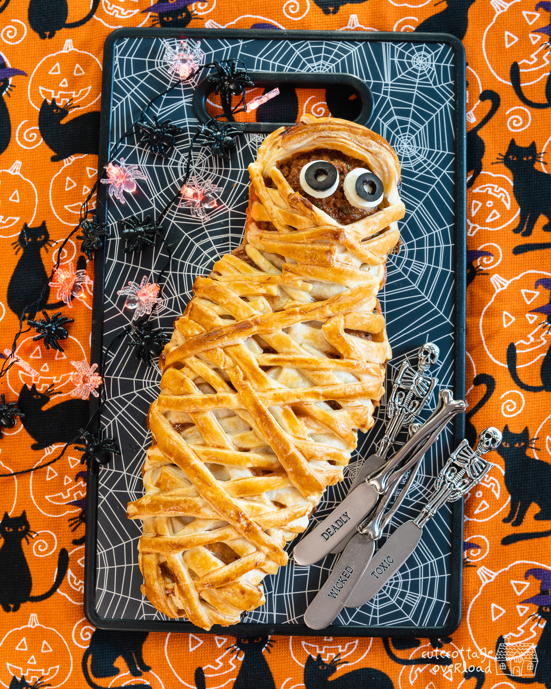 Mehr über den Artikel erfahren Halloween Hackbraten Mumie