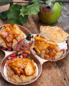 Mehr über den Artikel erfahren Herbstliche Scones it Apple Pie Füllung