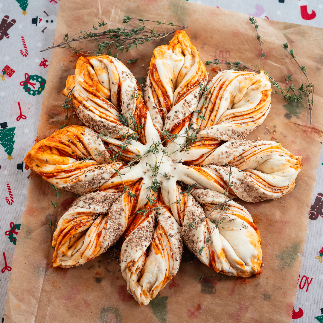 Mehr über den Artikel erfahren Pizza Stern mit Harissa und Thymian