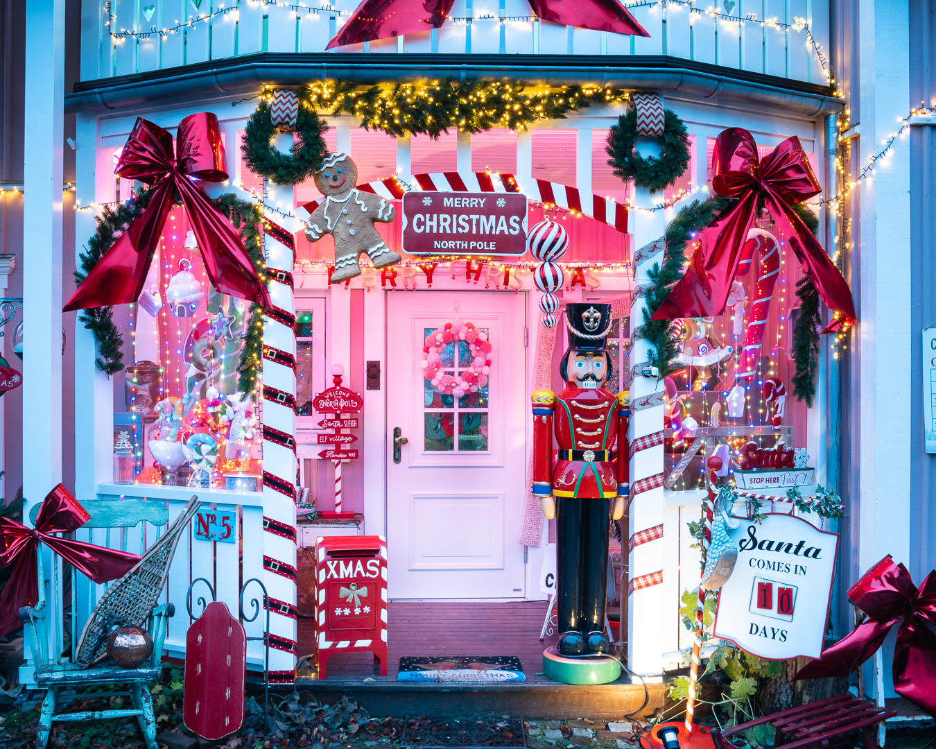 Mehr über den Artikel erfahren Rosa Haus Dekoration Weihnachten 2021