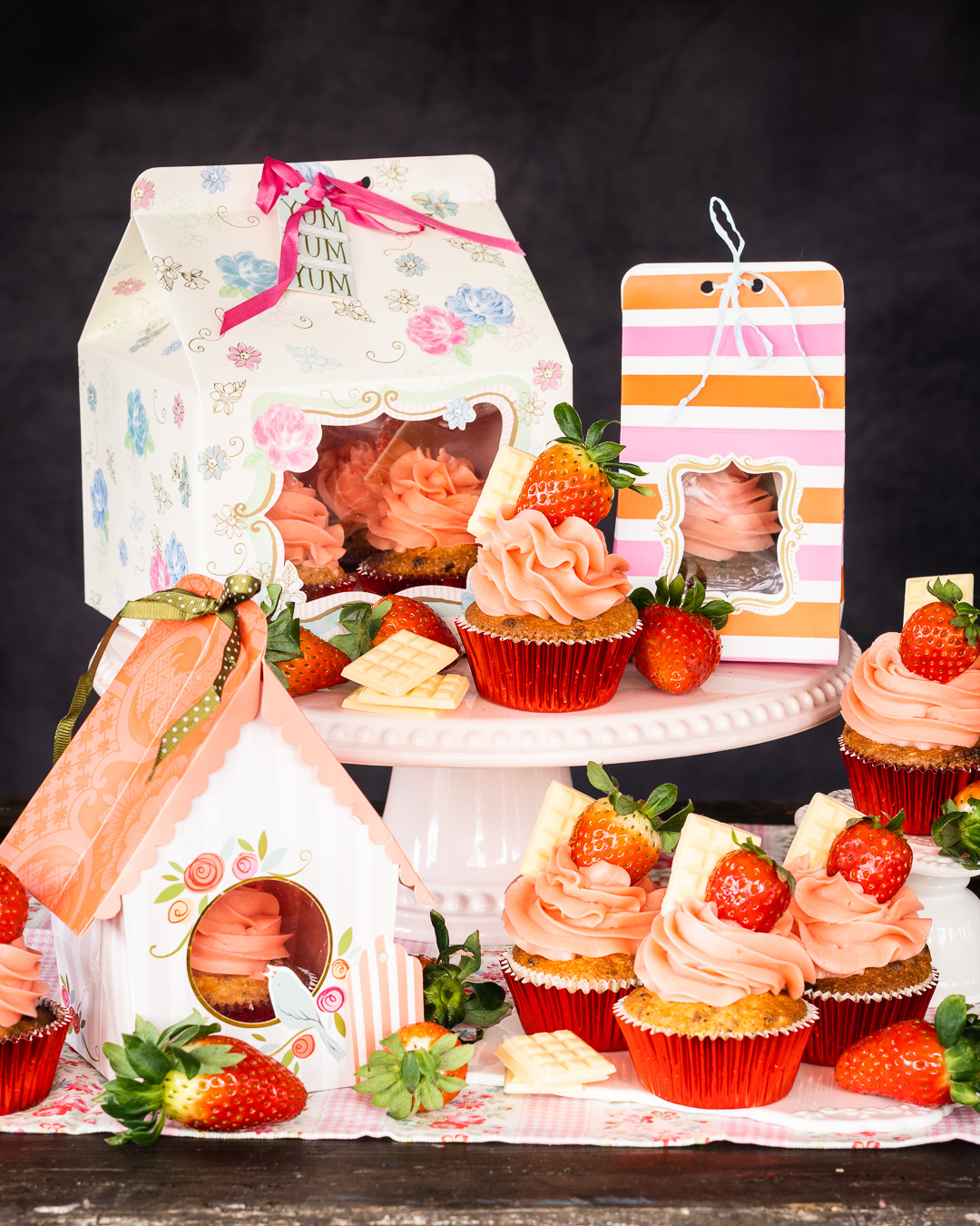 Mehr über den Artikel erfahren Rosa Cupcakes mit Erdbeeren