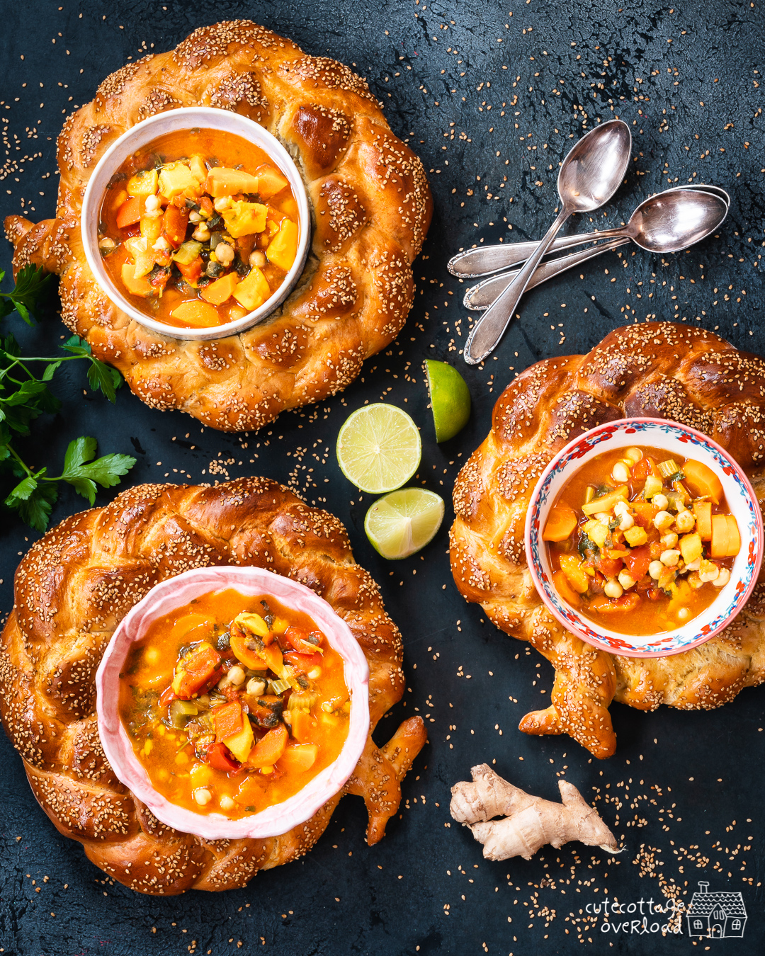 Mehr über den Artikel erfahren Suppe mit Challabrotkränzen