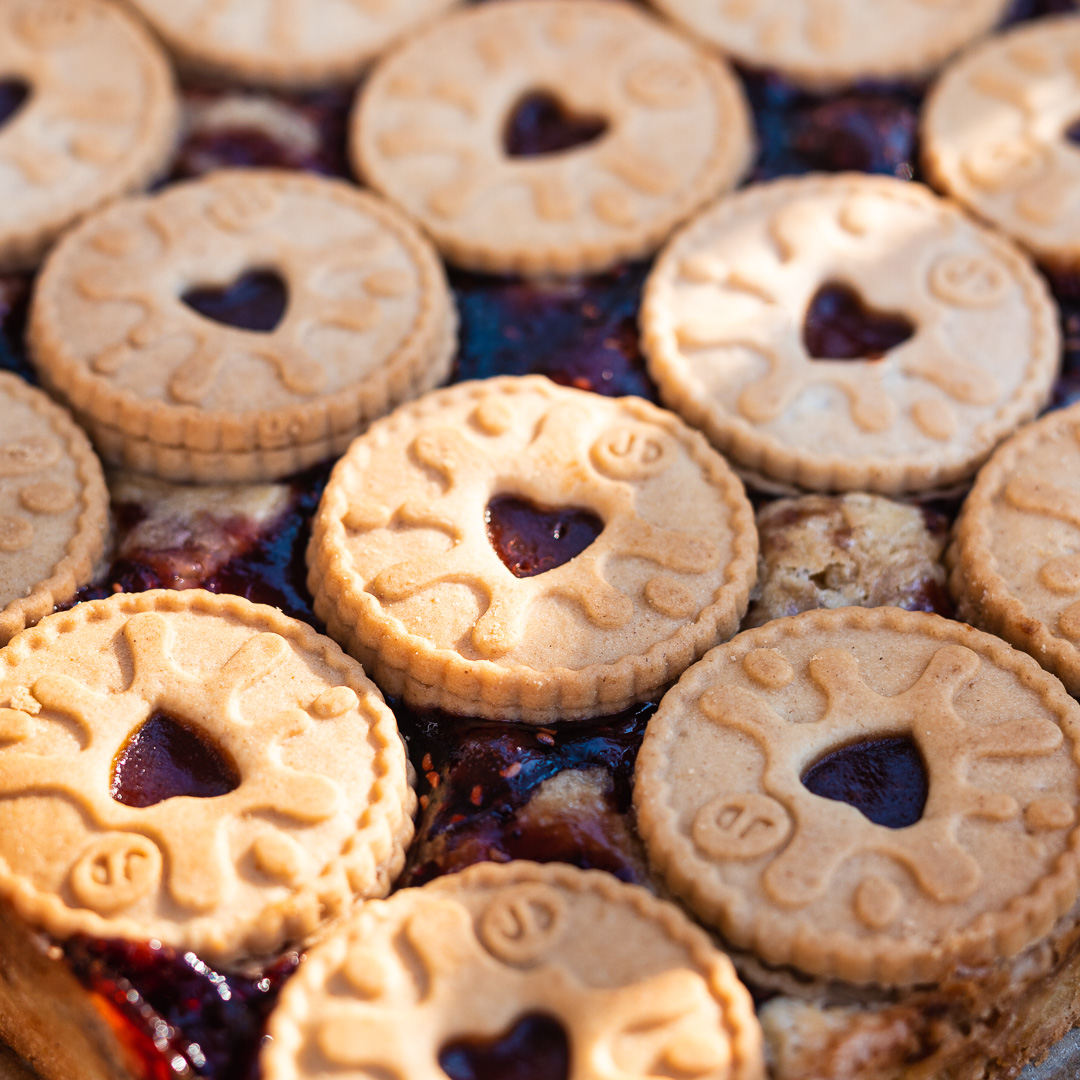 Mehr über den Artikel erfahren Jammie Dodger Blondie Kekse