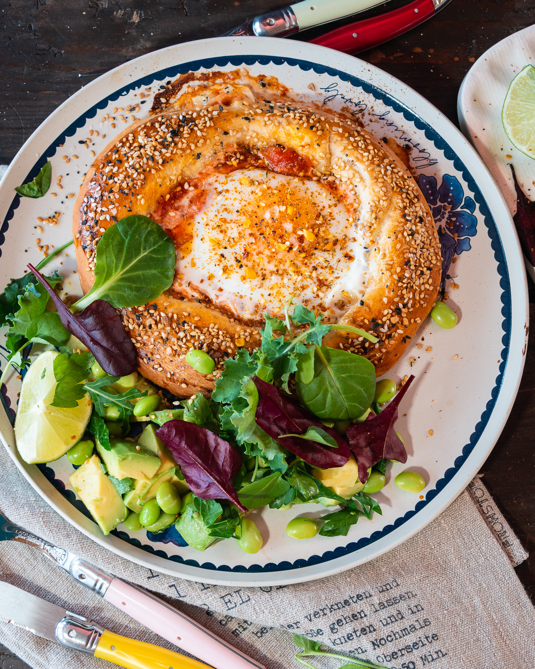 Mehr über den Artikel erfahren Shakshuka Bagel mit Ei