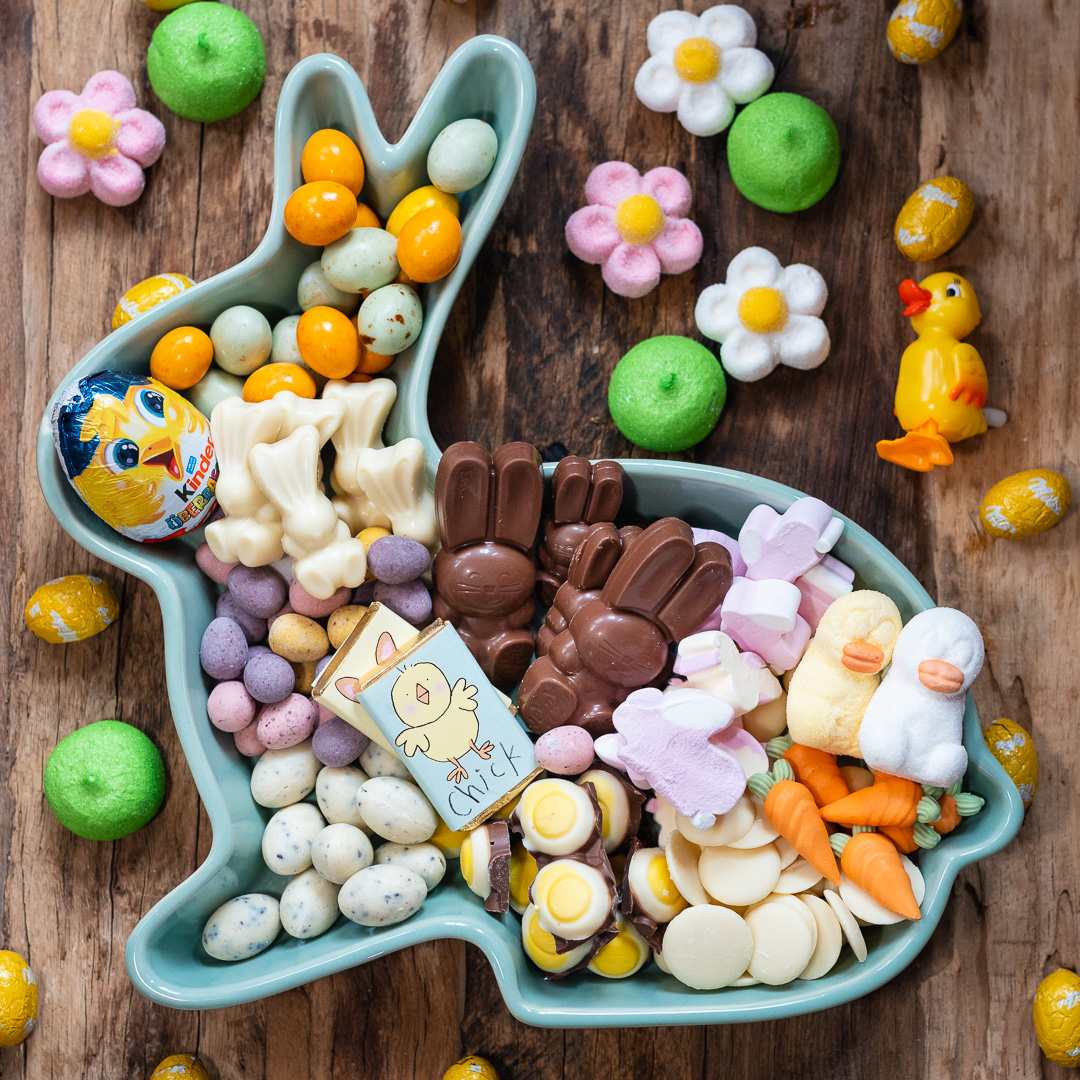 Mehr über den Artikel erfahren Hasenschale mit Ostersuessigkeiten