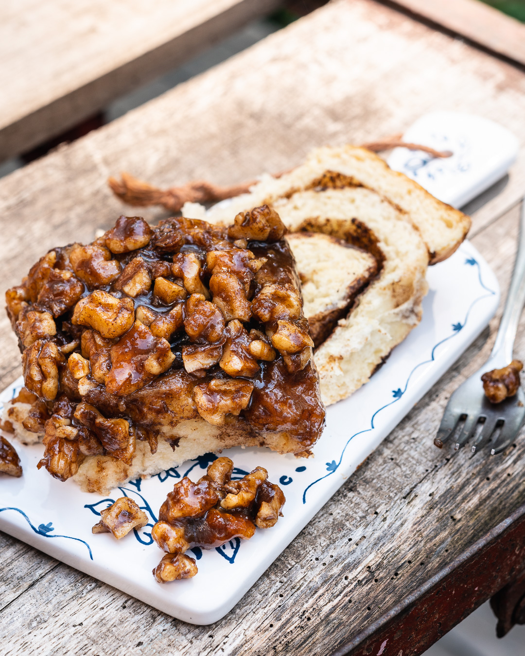 Mehr über den Artikel erfahren Karamell-Walnuss Zimtschnecken