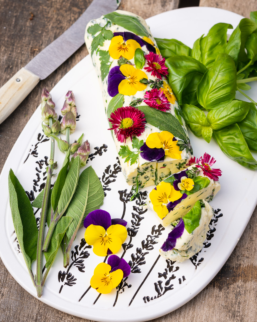 Mehr über den Artikel erfahren Kräuterbutter mit Blumendeko
