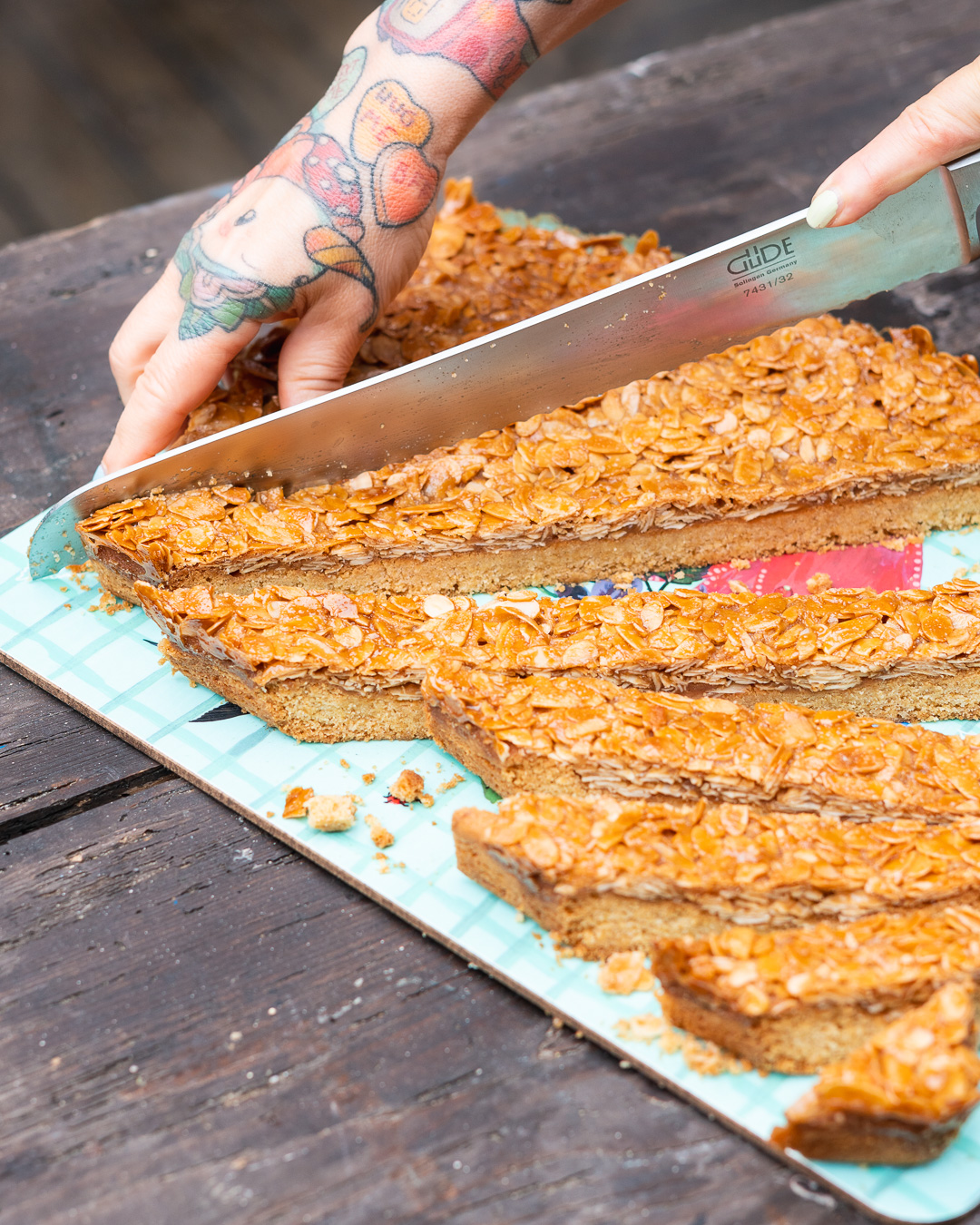 Mehr über den Artikel erfahren Shortbread Bienenstich Schnitten
