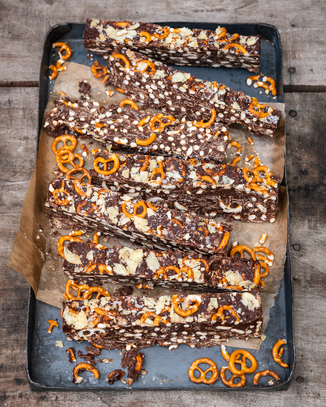 Mehr über den Artikel erfahren Schoko Fudge Schnitten mit Chips und Salzbrezeln