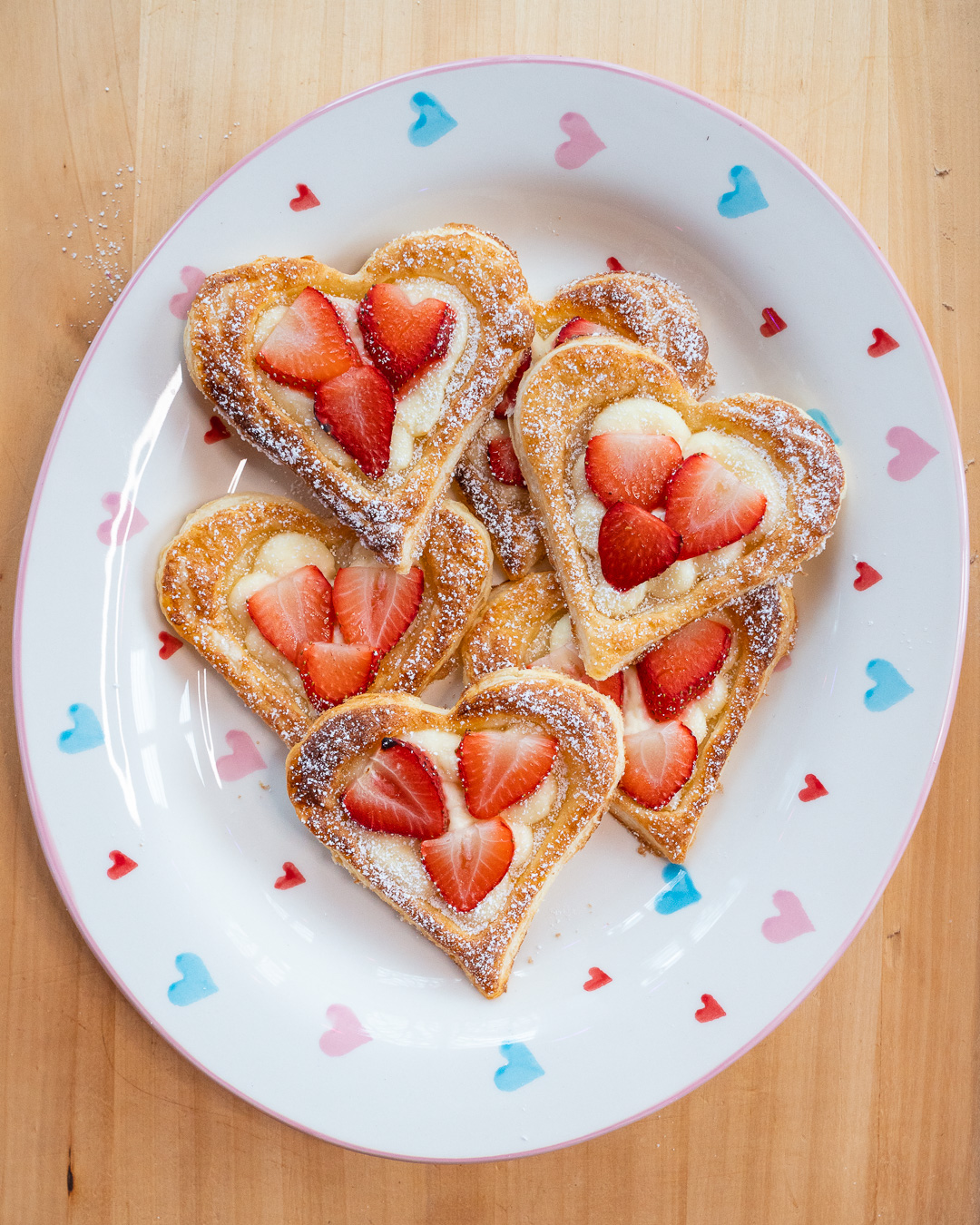 Mehr über den Artikel erfahren Blätterteigherzen mit Erdbeeren