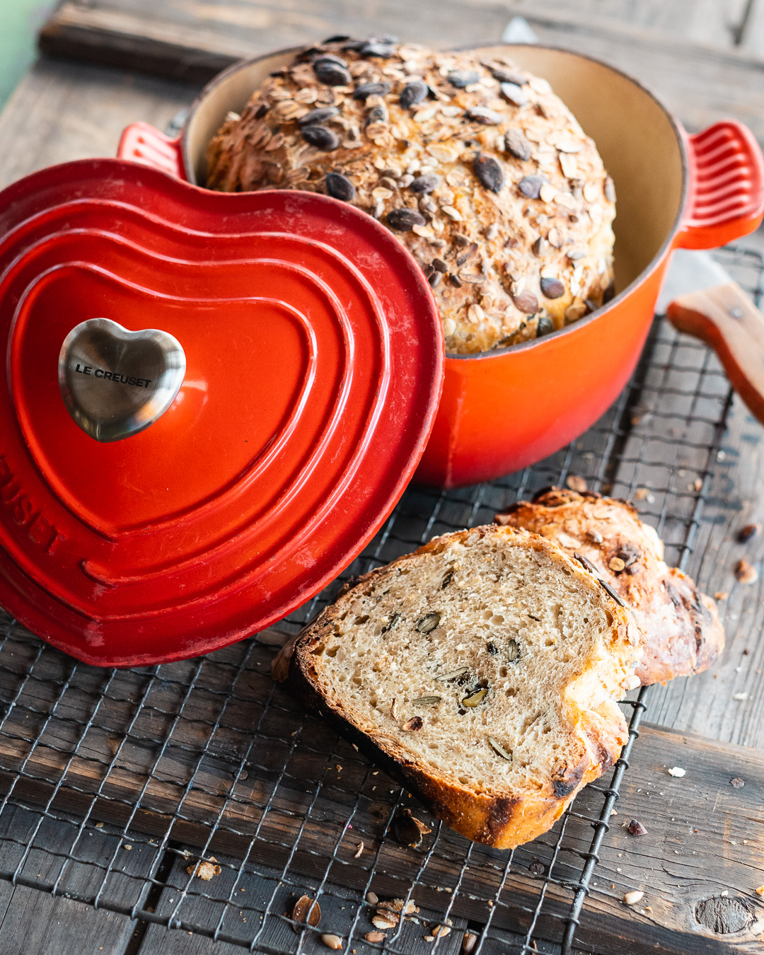 Mehr über den Artikel erfahren Valentinstags Brot im Kochtopf gebacken