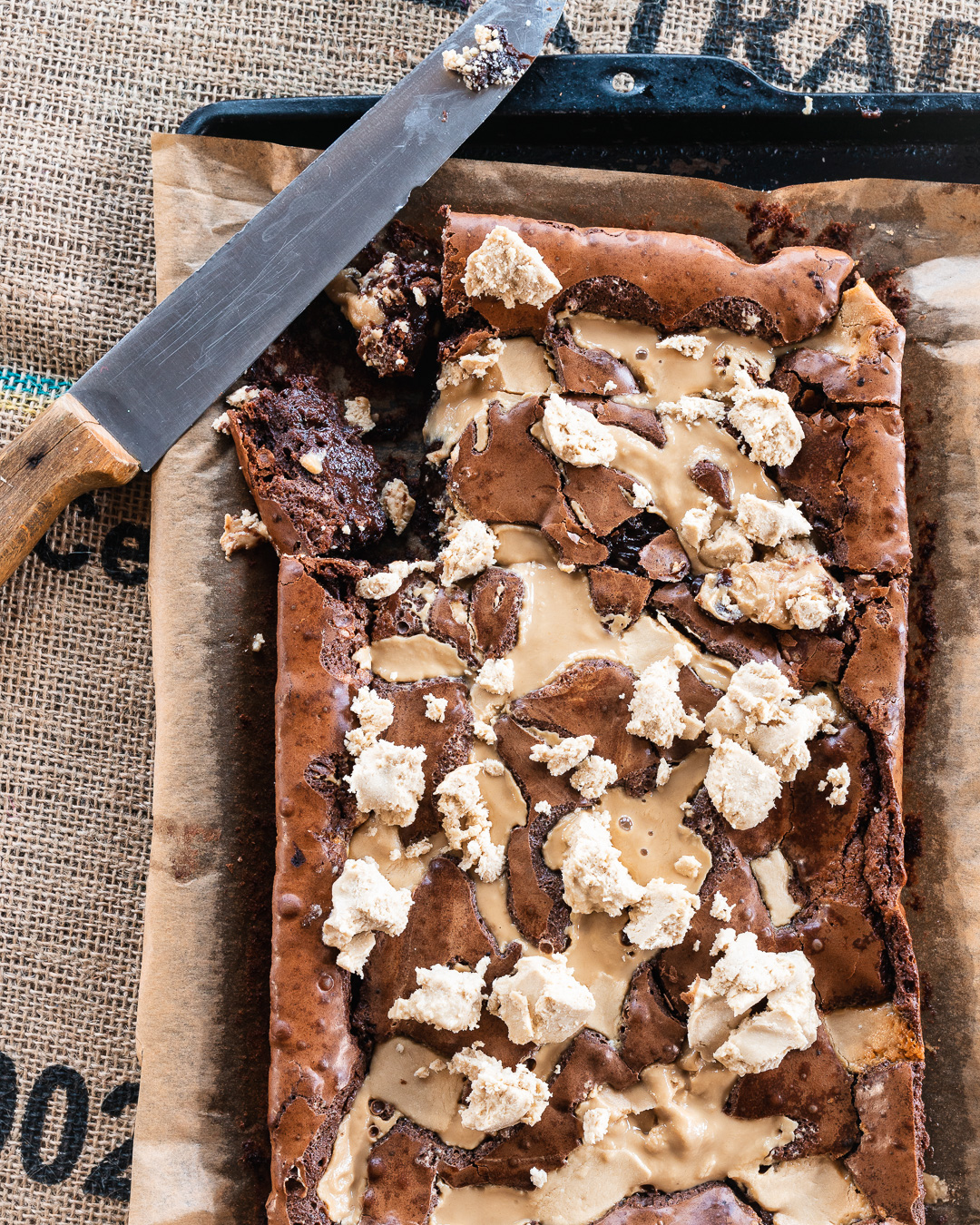 Mehr über den Artikel erfahren Brownies mit Halvawürfeln und Tahini Sesam Paste