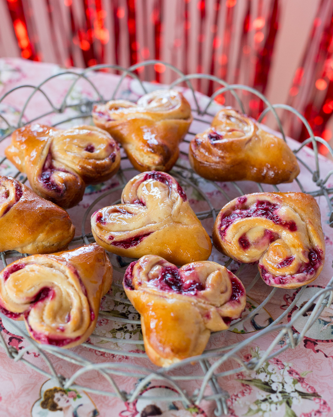 Mehr über den Artikel erfahren Gefüllte Hefeteig Herzen