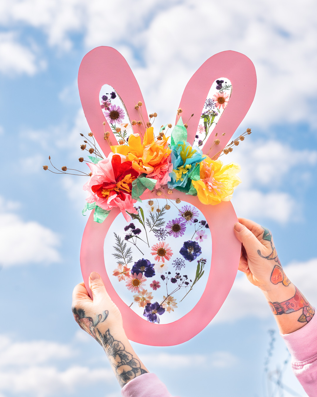 Mehr über den Artikel erfahren Osterhase mit Trockenblumen zum Durchschauen