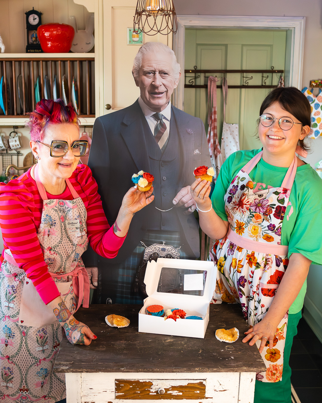 Mehr über den Artikel erfahren King Charles Cupcake Box