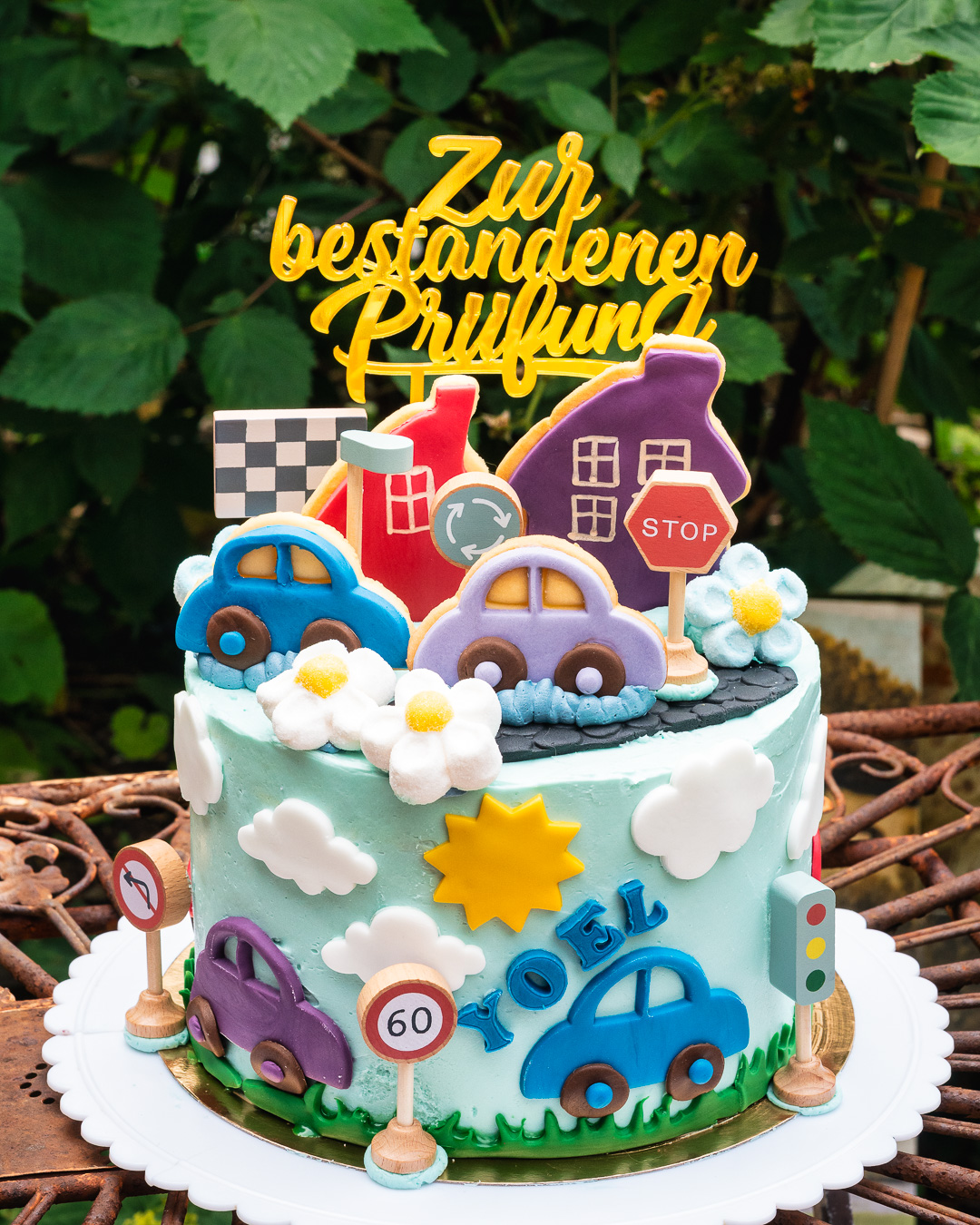 Mehr über den Artikel erfahren Fahrlehrer Prüfung Torte zur Fahrschule