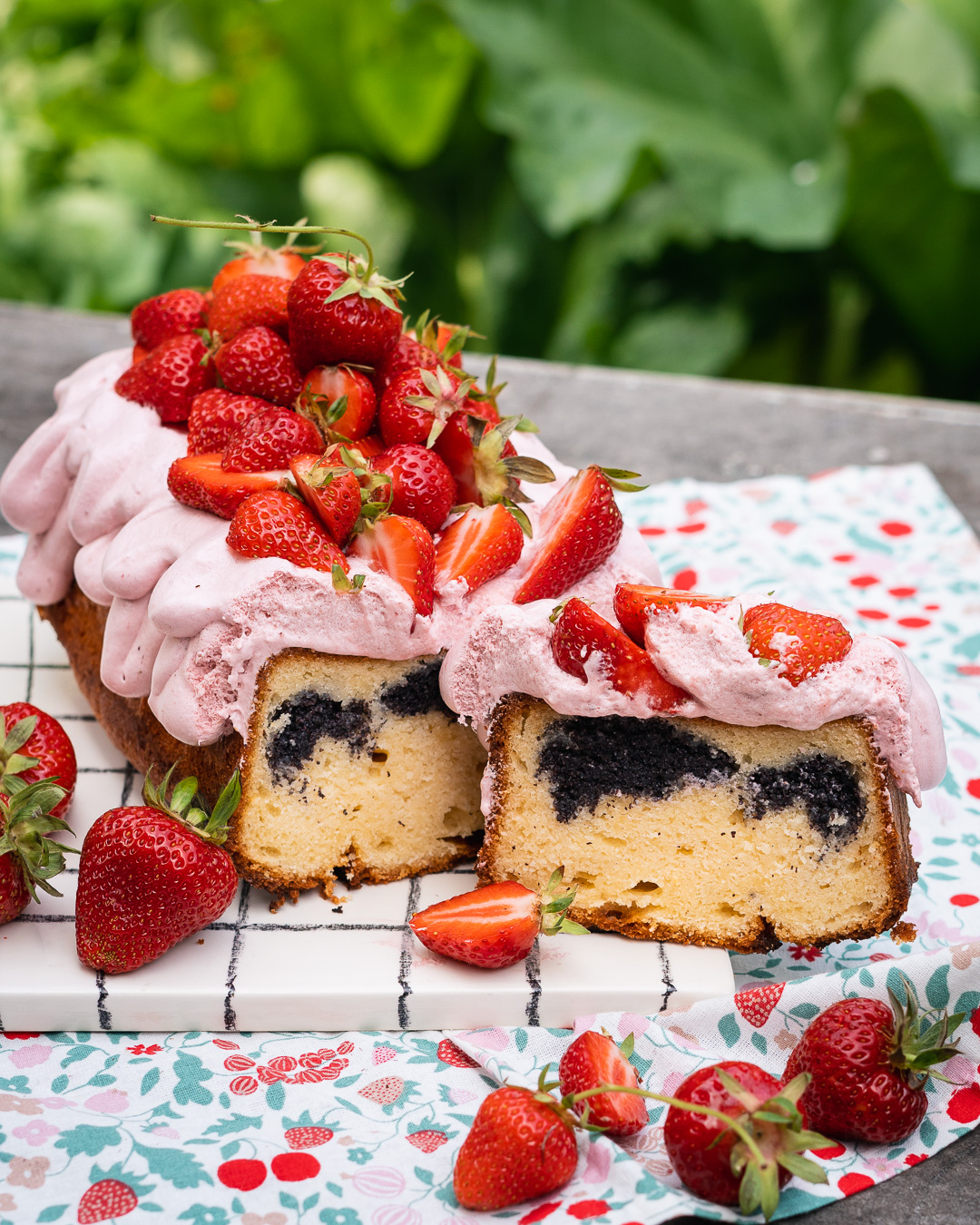 Mehr über den Artikel erfahren Mohn Kastenkuchen mit Erdbeeren