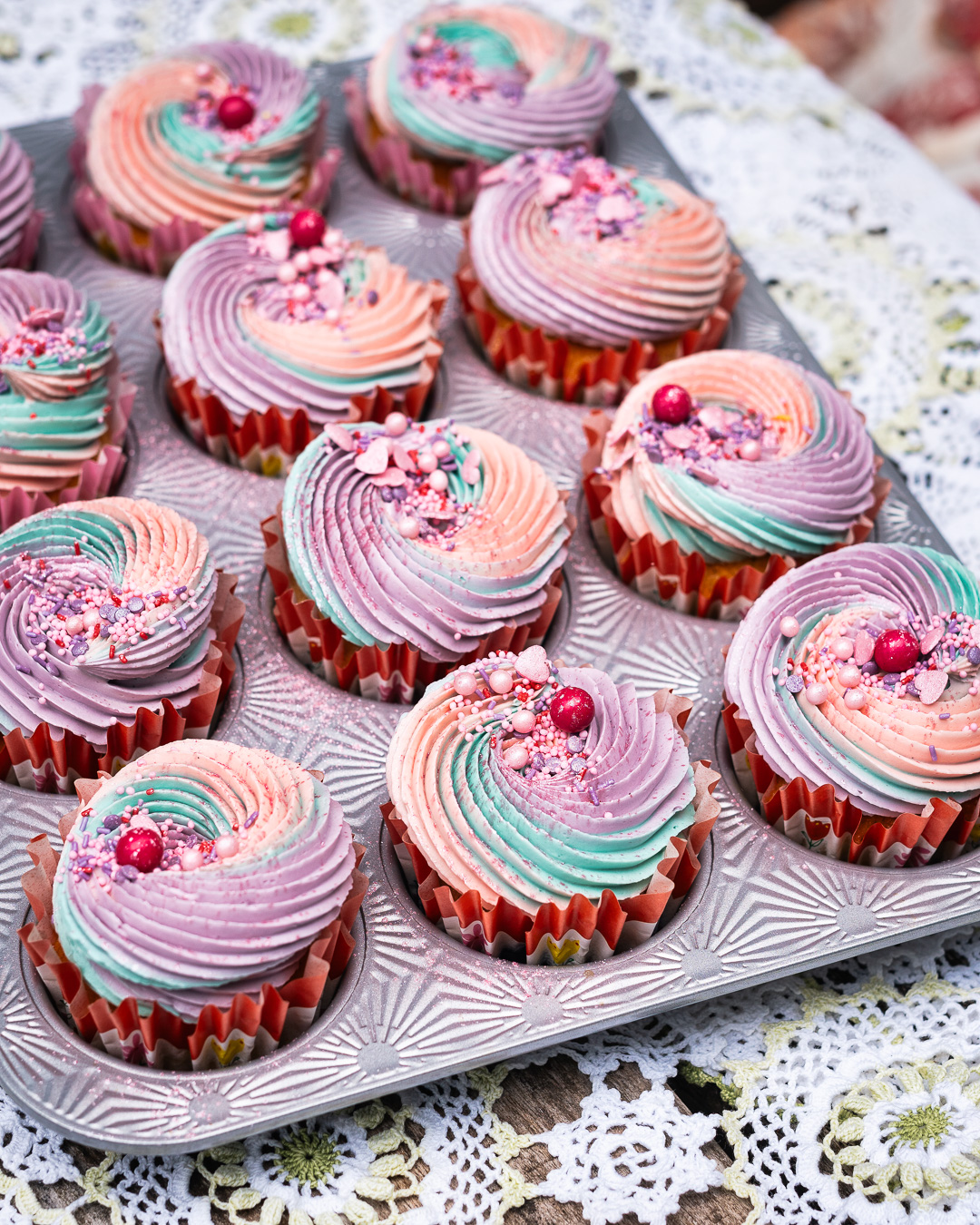 Mehr über den Artikel erfahren Cupcakes mit Glitzer und Zuckerperlen