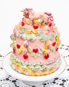 Mehr über den Artikel erfahren Einhorn Torte in Regenbogenfarben