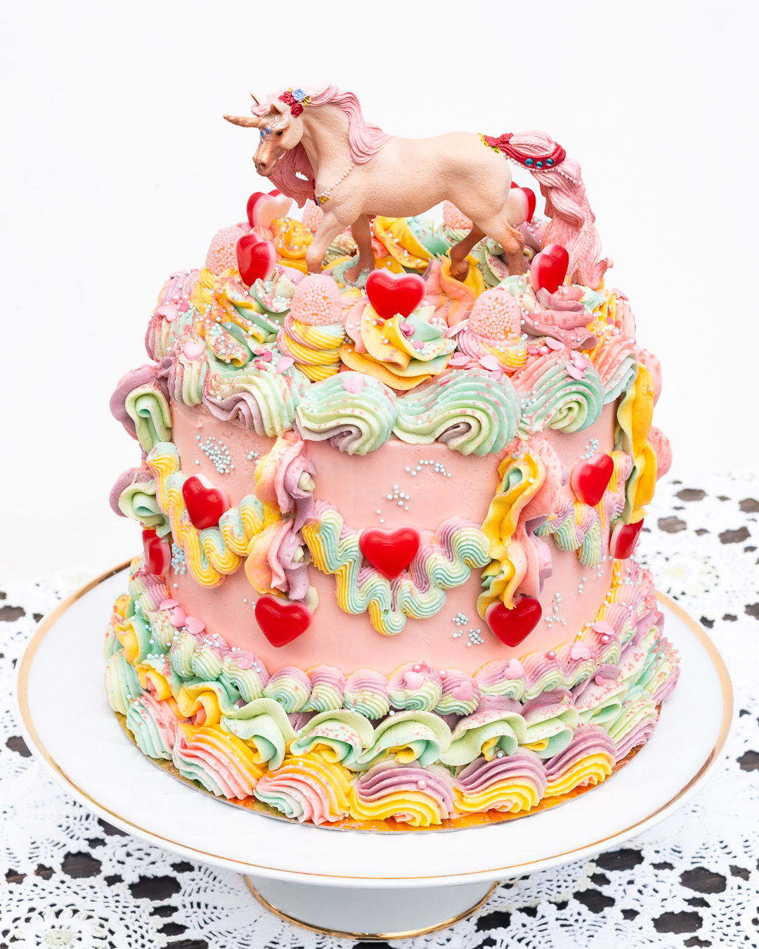 Mehr über den Artikel erfahren Einhorn Torte in Regenbogenfarben