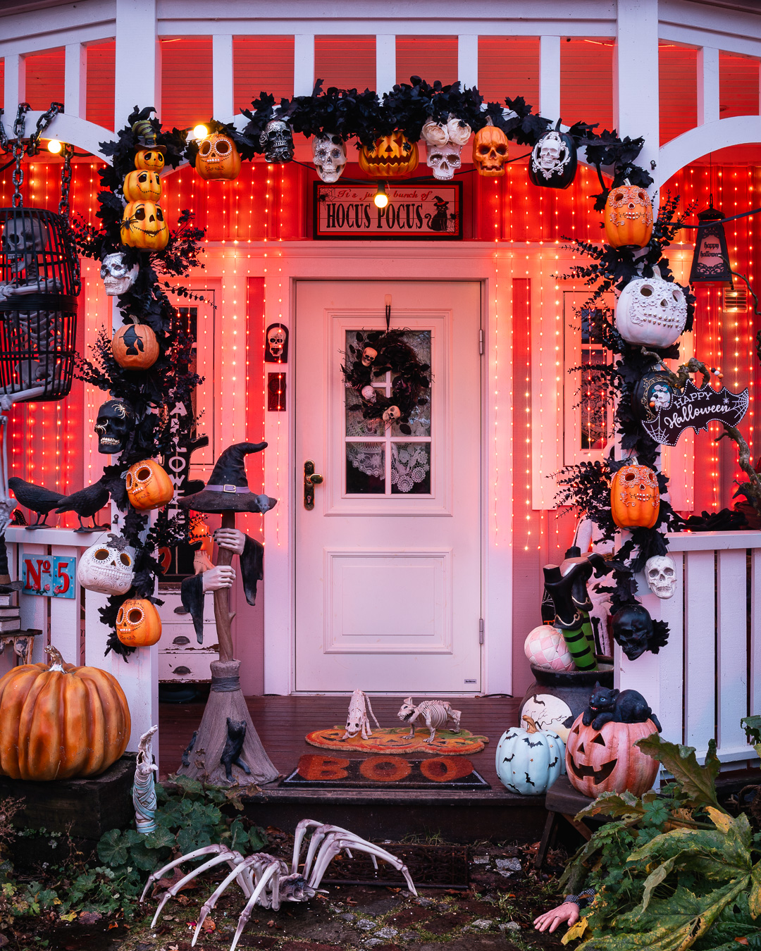 Mehr über den Artikel erfahren Halloween Dekoration Rosa Haus Solingen