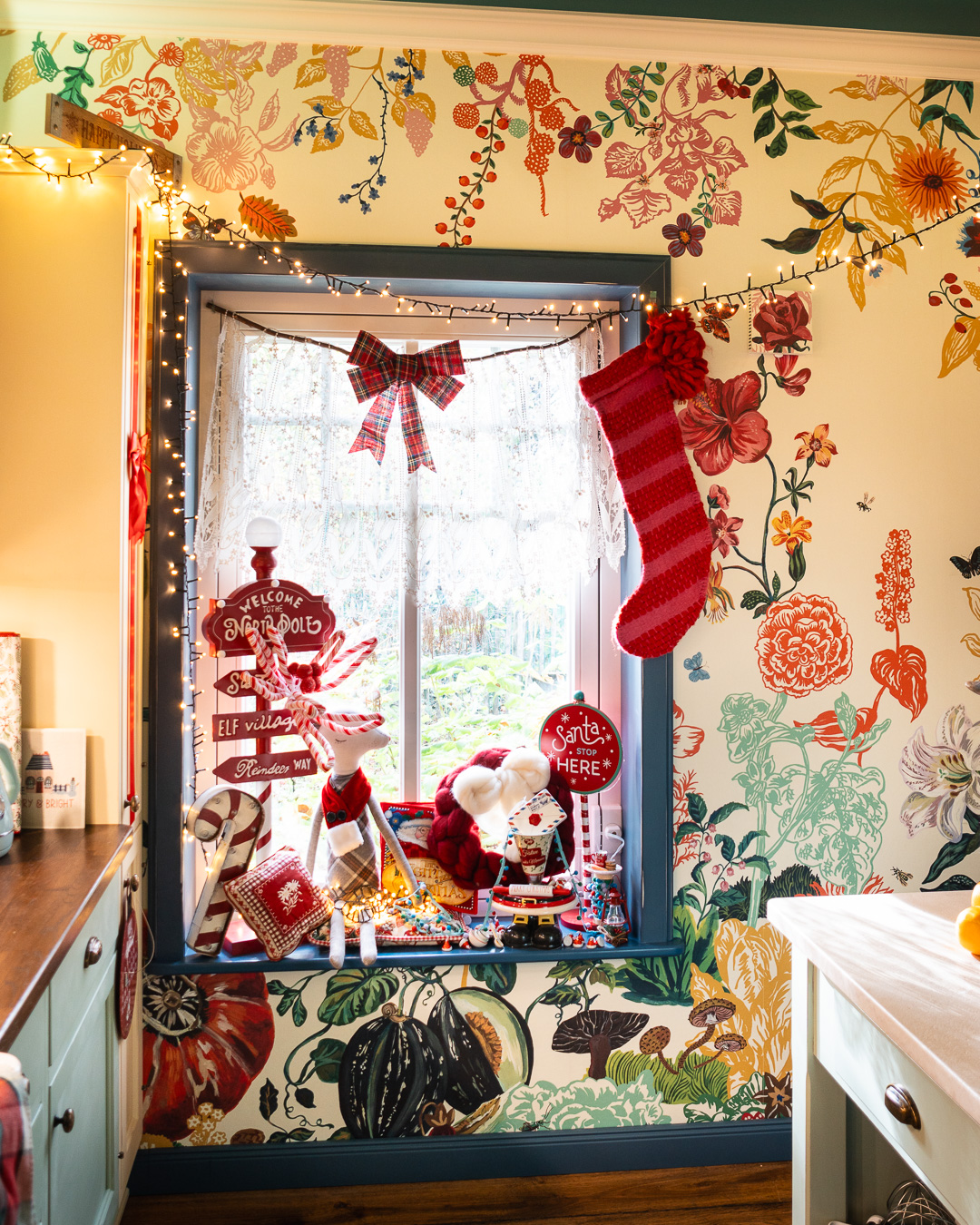Mehr über den Artikel erfahren Rosa Haus Küchenfenster