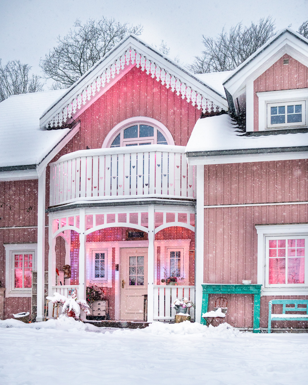 Mehr über den Artikel erfahren Mein Rosa Haus im Schnee