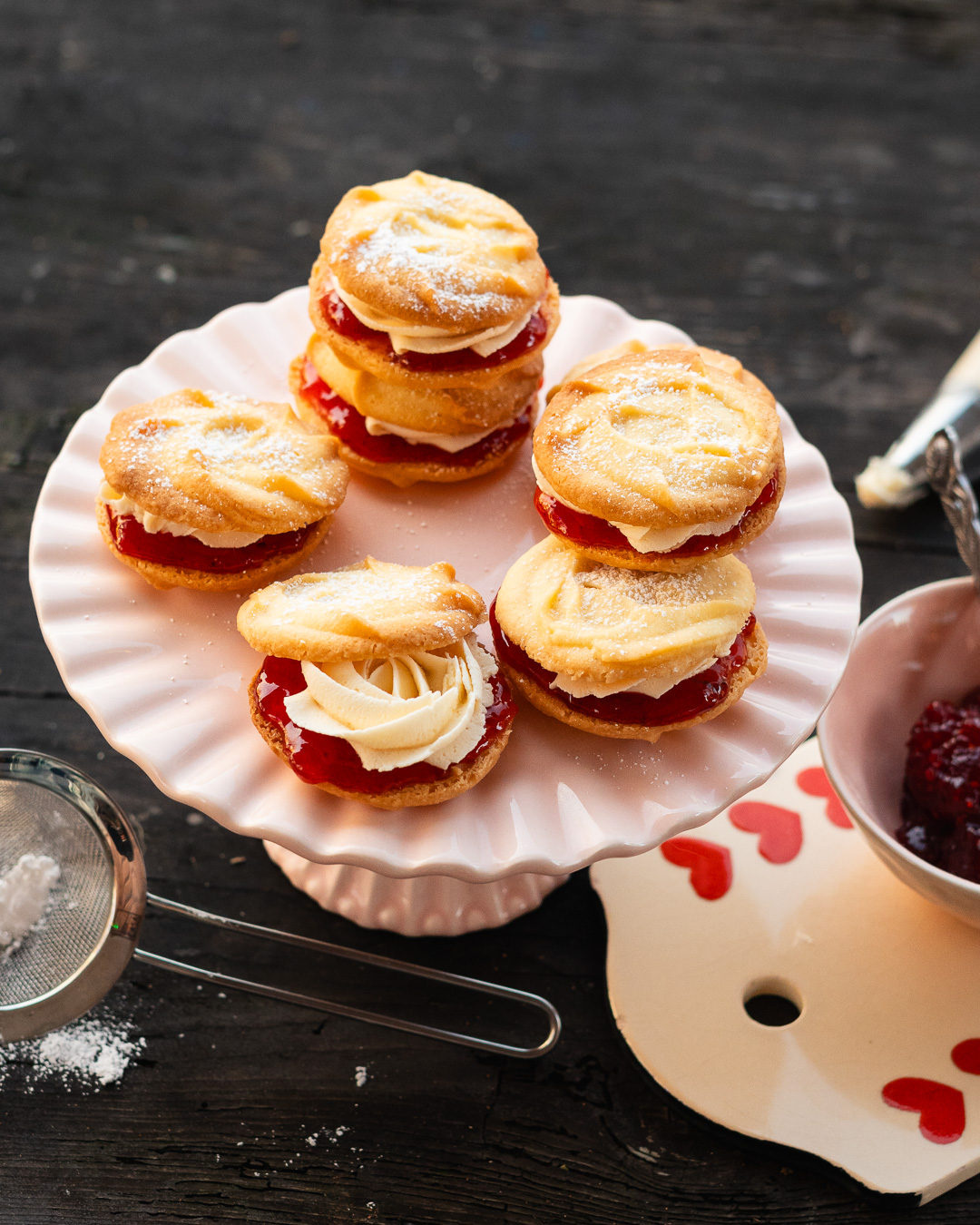 Mehr über den Artikel erfahren Teegebäck mit Vanillebuttercreme & Beerenmarmelade