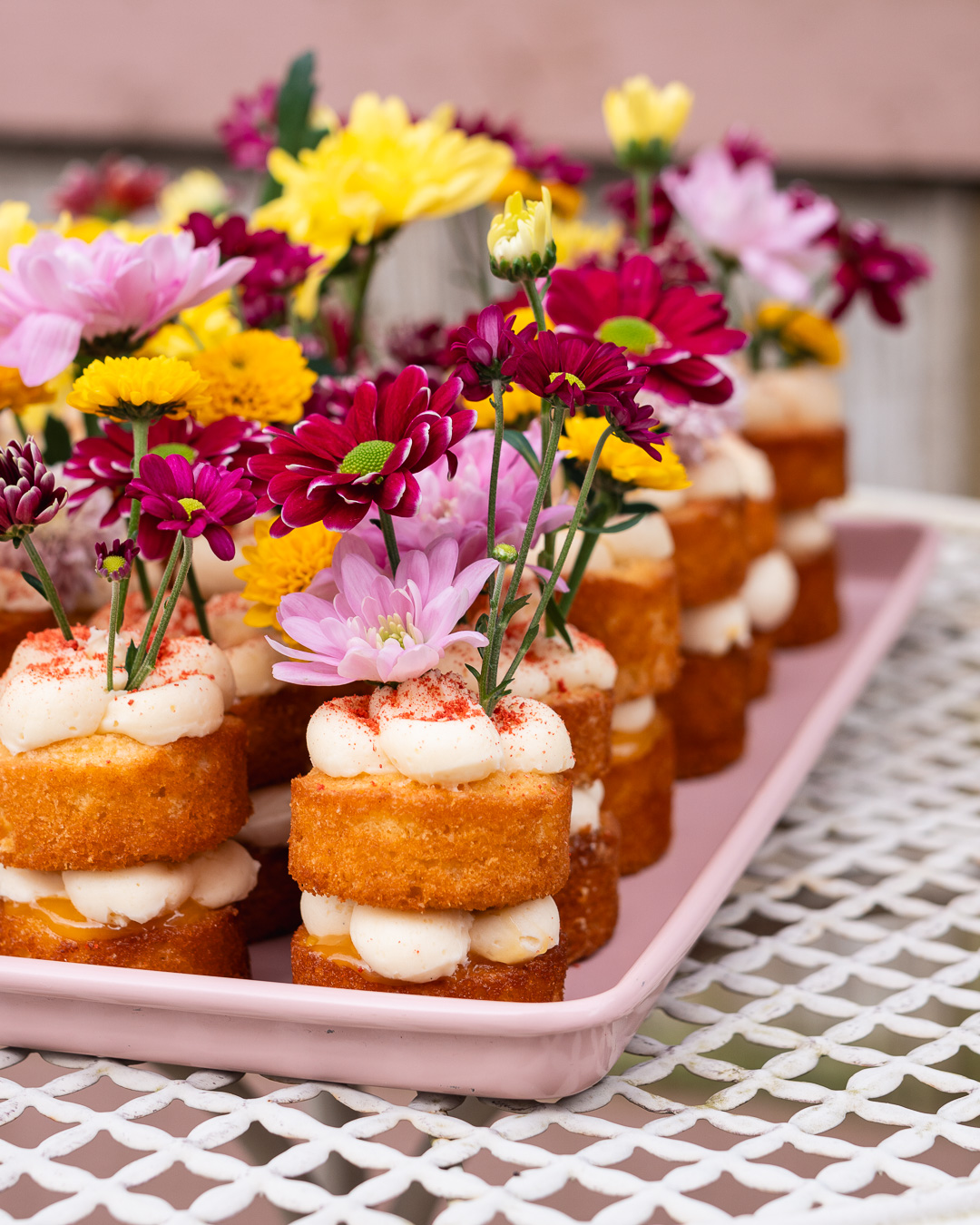 Mehr über den Artikel erfahren Victoria Sponge Mini Cakes mit Blumen