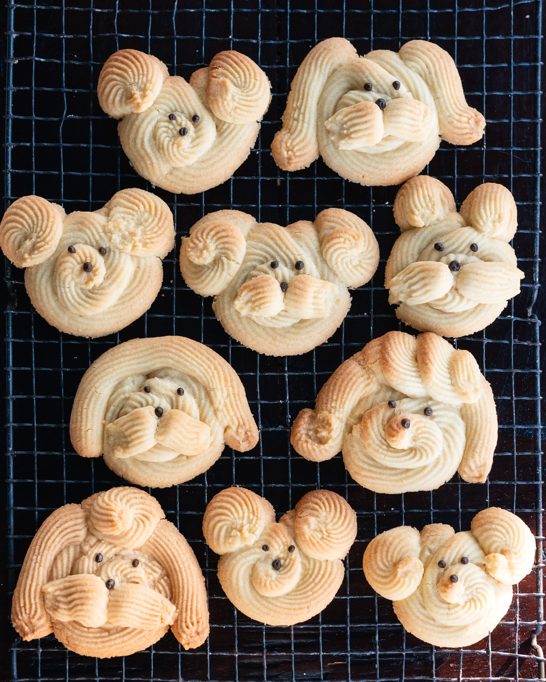 Mehr über den Artikel erfahren Flammende Herzen Spritzgebäck als Hunde