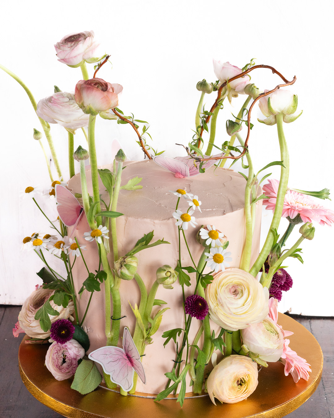 Mehr über den Artikel erfahren Lemon Drizzle Kuchen mit Buttercreme und Blumendeko