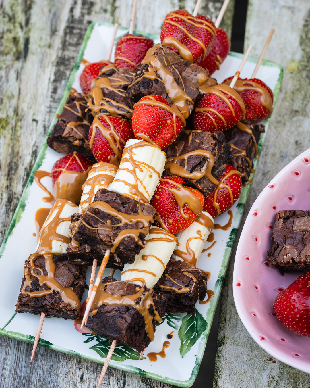 Mehr über den Artikel erfahren Erdbeer Brownie Spieße (Obstspieße)