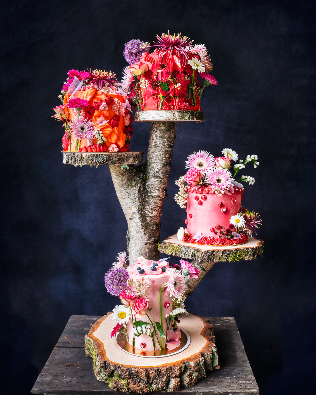 Mehr über den Artikel erfahren Hochzeitstorte auf Holzscheibenständer (Etagere)