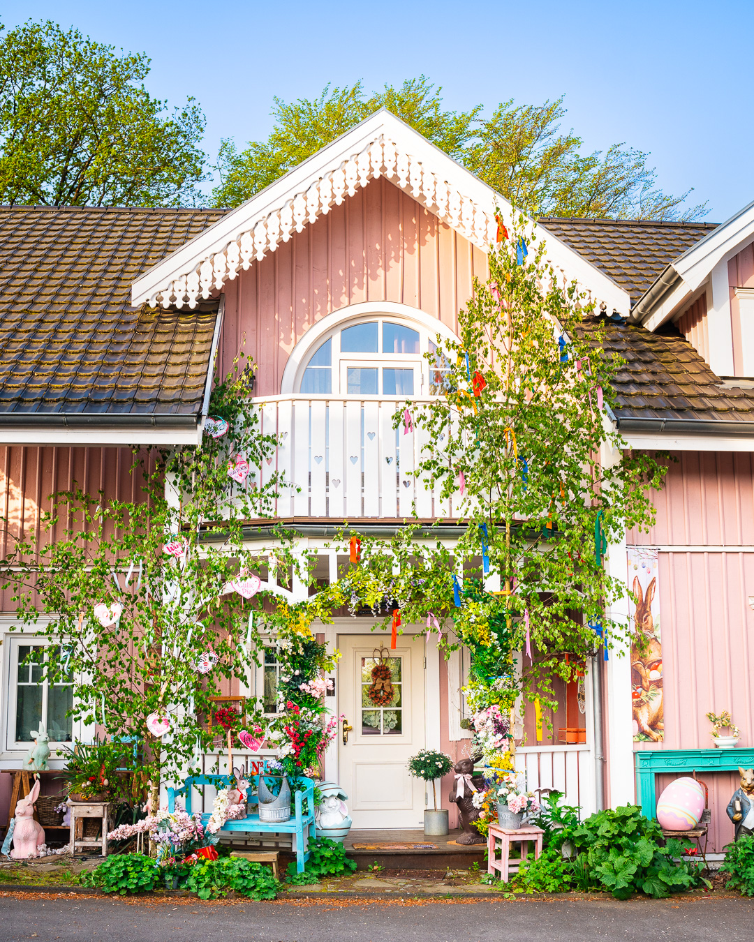 Mehr über den Artikel erfahren Zwei Maibäume am Rosa Haus