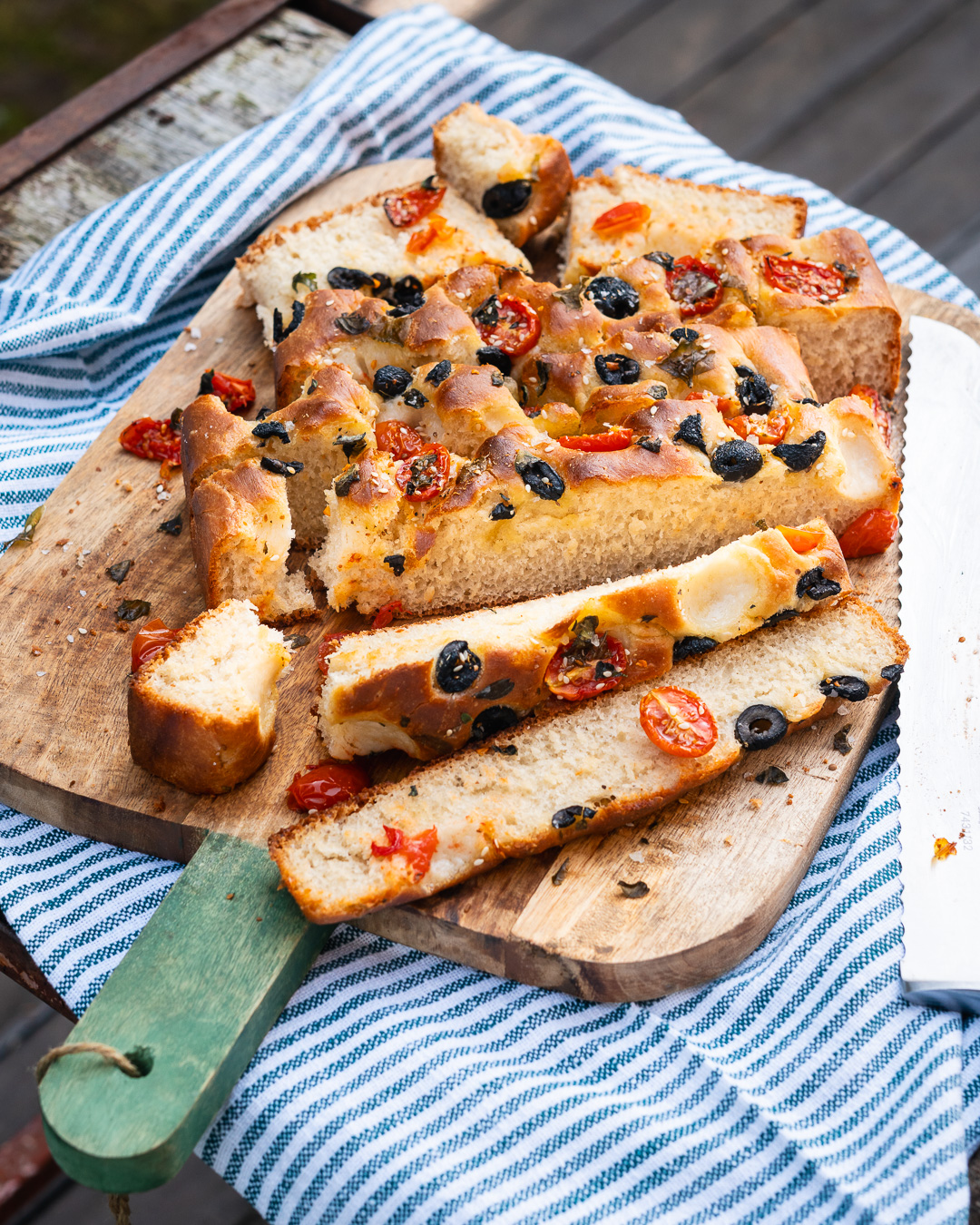 Mehr über den Artikel erfahren Leckeres Foccaciabrot mit Oliven und Tomaten