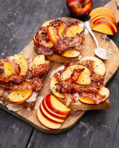 Mehr über den Artikel erfahren Leckeres Nektarinen-Bacon-Tahini-Sandwich Rezept für heiße Tage
