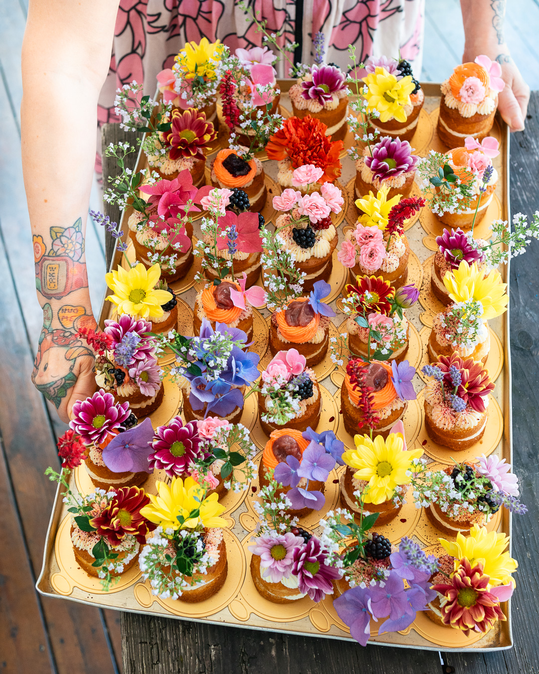Mehr über den Artikel erfahren Mini Cakes mit Blumendekoration