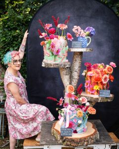Mehr über den Artikel erfahren Hochzeitstorte auf Holzscheibenetagere