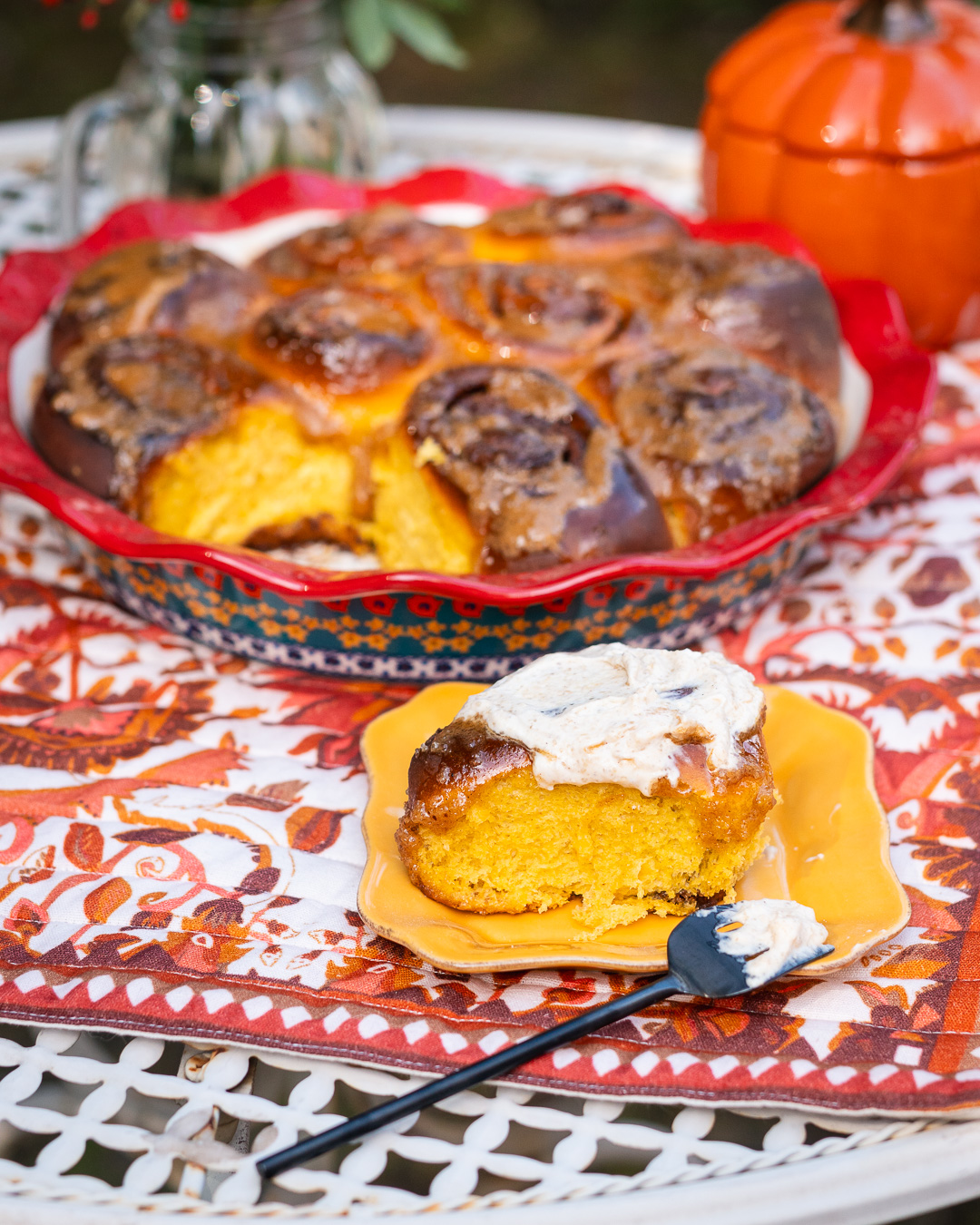 Mehr über den Artikel erfahren Pumpkin Spice Cinnamon Rolls