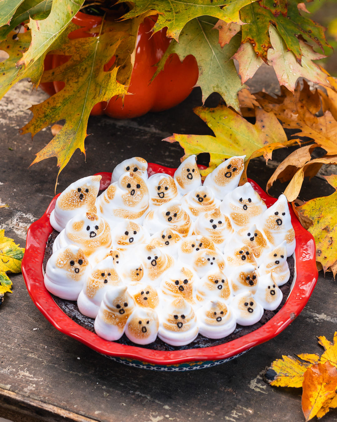 Mehr über den Artikel erfahren Halloween Chocolate Pie mit Marshmallow Geistern