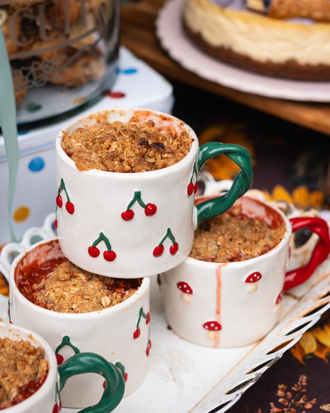 Mehr über den Artikel erfahren Zwetschgencrumble in Fliegenpilz und Kirschtasse