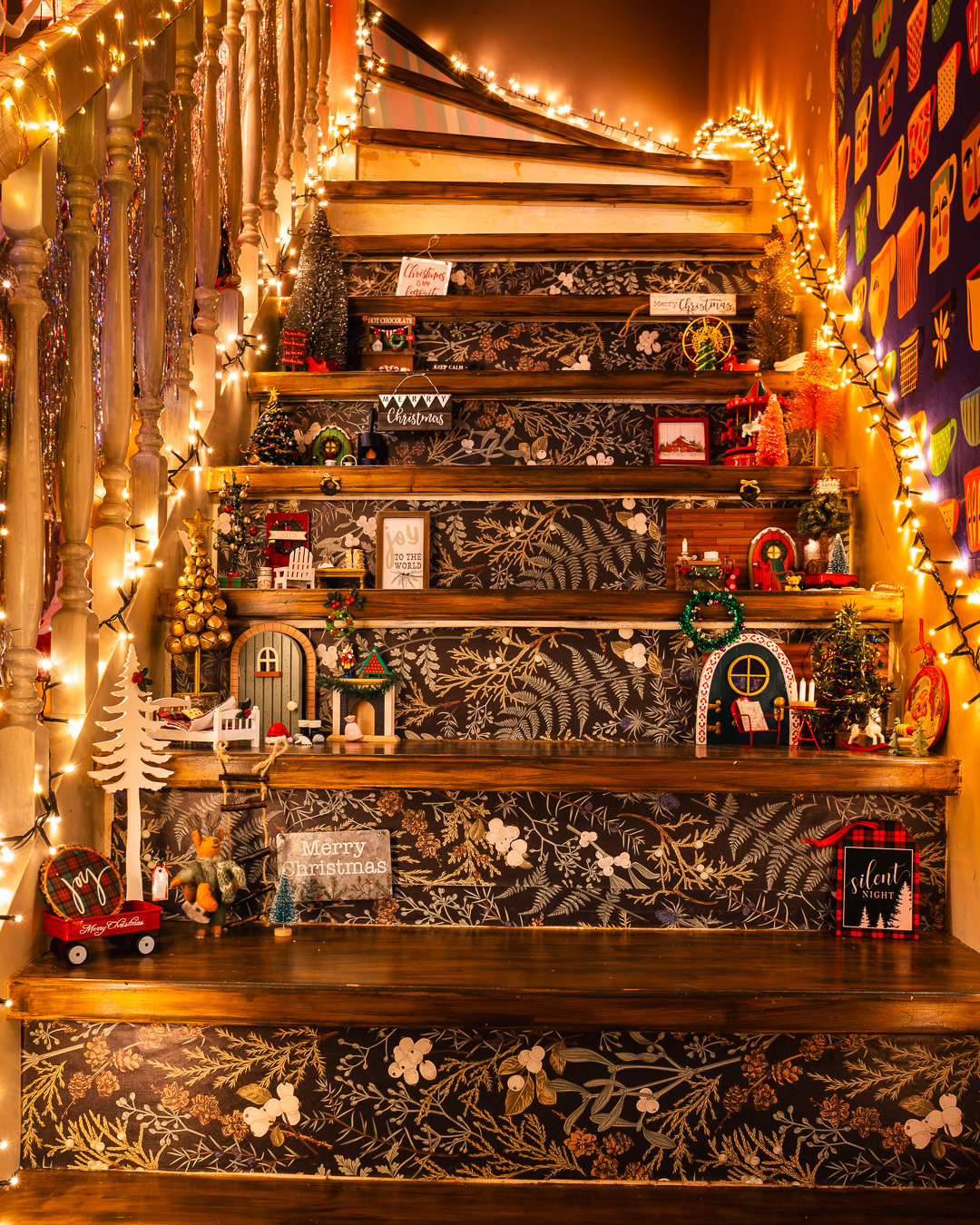 Mehr über den Artikel erfahren Rosa Haus Weihnachtstreppe