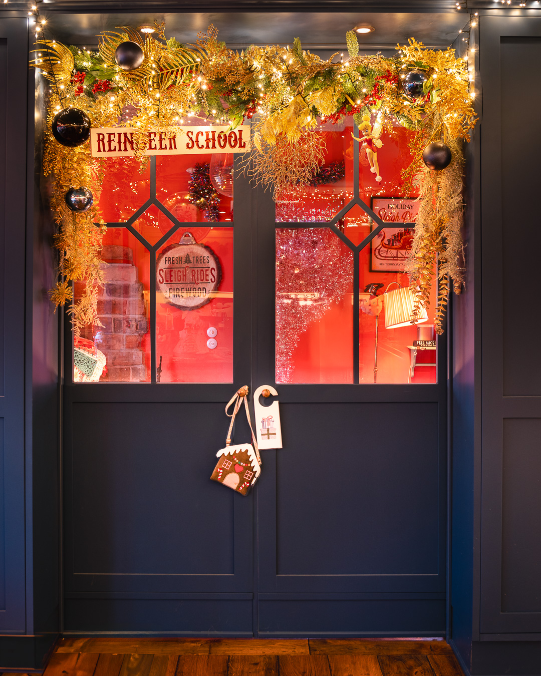 Mehr über den Artikel erfahren Rosa Haus Weihnachtstüre