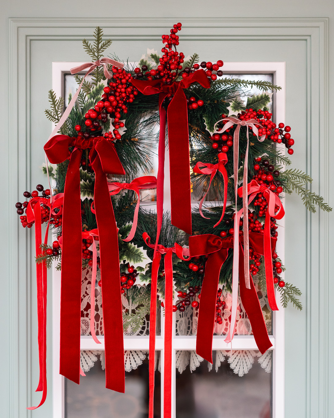 Mehr über den Artikel erfahren Weihnachtskranz mit Samtbändern