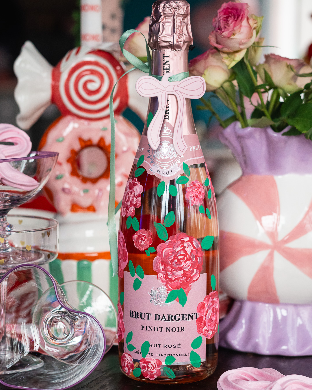 Mehr über den Artikel erfahren Bemalte Proseccoflasche mit Rosen