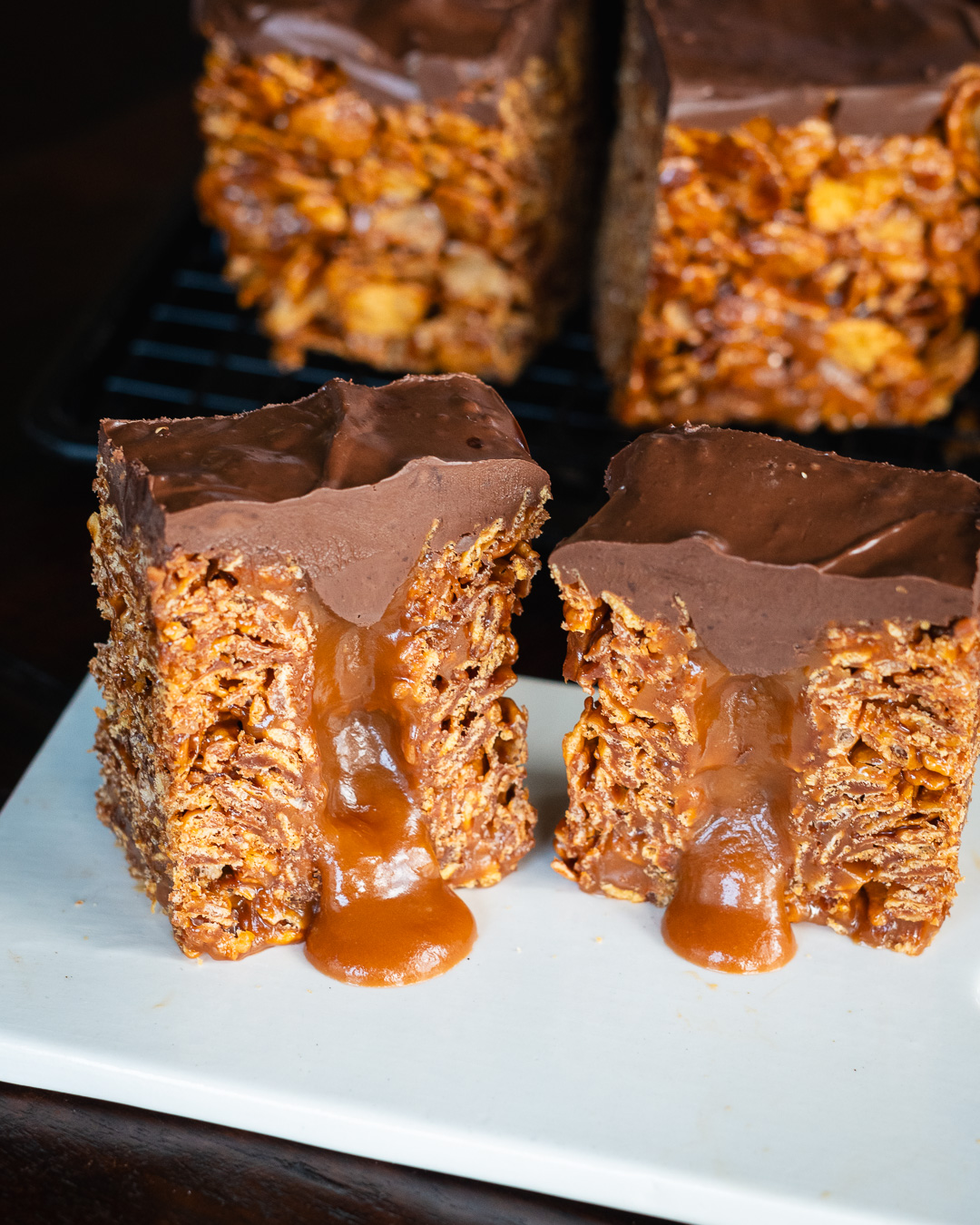 Mehr über den Artikel erfahren No Bake Cornflakeschnitte mit salzigem Karamell