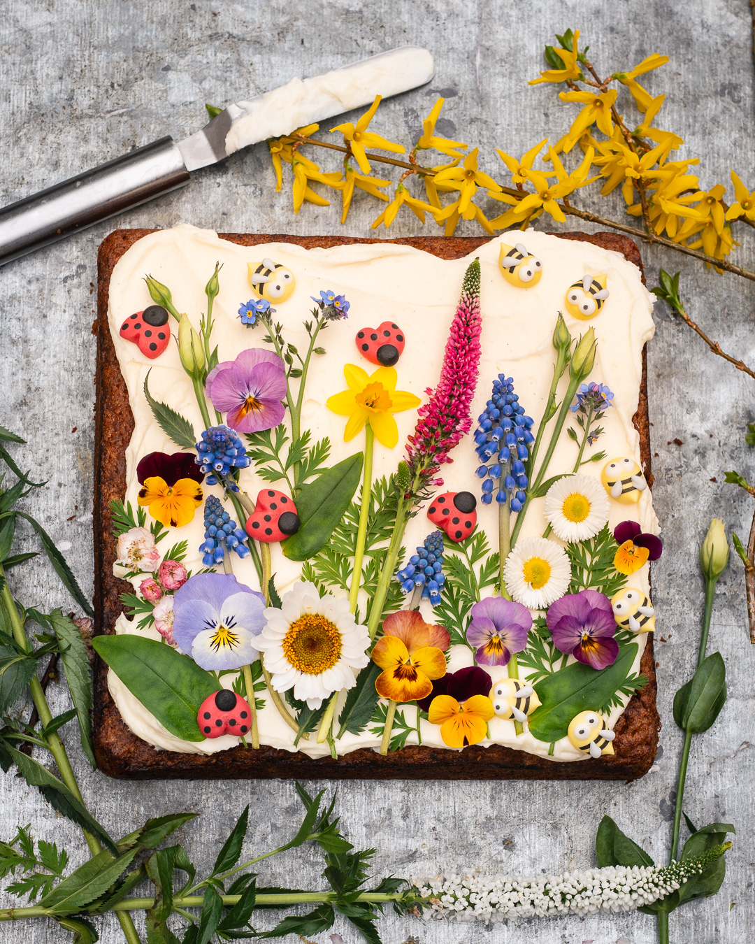 Mehr über den Artikel erfahren Der Beste Karottenkuchen (Carrot Cake) mit Blumendeko